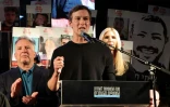 L’homme d’affaires américain Jared Kushner (au centre) s’exprime tandis que son épouse Ivanka Trump (à droite) et l’envoyé spécial américain Steve Witkoff (à gauche) l’écoutent lors d’un rassemblement sur la place des Otages à Tel-Aviv, le 11 octobre 2025