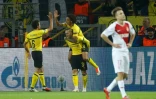 Les joueurs de Dortmund se congratulent après un but de Jacob Bruun Larsen contre Monaco,le 3 octobre 2018 à Dortmund