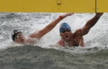 Le Français Axel Reymond (d) à la lutte avec le Russe Kirill Belyaev lors du 25 km en eau libre aux Mondiaux de natation, le 19 juillet 2019 à Yeosu