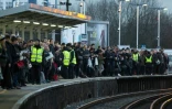 Des passagers attendent un train à la gare de Clapham Junction, lors d'un mouvement de grève dans les transports ferroviaires, le 10 janvier 2017 à Londres