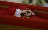 Photo prise le 21 avril 2025 et diffusée le 22 avril 2025 par les médias du Vatican montrant les mains du pape François tenant un chapelet dans son cercueil ouvert pendant le rite de la Confirmation de la mort du souverain pontife à la Chapelle de Sainte-Marthe au Vatican