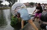 Lâartiste performeur Abraham Poincheval Ă sa sortie, samedi, de la bouteille installĂ©e sur le Canal de lâOurq Ă Saint-Denis.