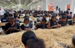 Visite de Bello à l'usine Axelle à madagascar 