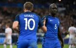 Le défenseur de l'équipe de France Mamadou Sakho (d) lors du match amical face à la Russie au Stade de France, le 29 mars 2016  