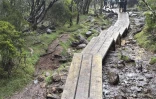 À Mafate, le sentier du Col des Bœufs à la Nouvelle se transforme pour mieux durer
