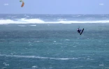 des kites-surfeurs à trou d'eau le 25 janvier 2020