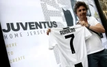 Un supporter pose avec le maillot de Cristiano Ronaldo transféré du Real Madrid à la Juventus, le 10 juillet 2018 à Turin 