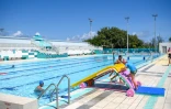 Le Port : le père Noël fait une escale à la piscine
