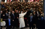 Le pape salue les fidèles à la sortie de la cathédrale Saint Patrick à New York