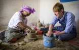La potière "Mama Aïcha" avec une stagiaire, lors d'un atelier de poterie à Ourtzagh, le 12 juin 2019 au Maroc