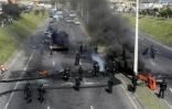 La police anti-émeutes dégage une route partiellement bloquée à Quito, le 17 juin 2022