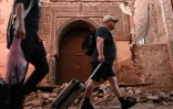 Les forces armées marocaines recherchent dans les débris des habitations détruites dans le séisme dans le village de Tafeghaghte, à l'ouest de Marrakech, le 9 septembre 2023