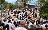 Les Avirons : une marche blanche en hommage aux deux fillettes tuées par leur père 
