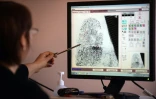 Des policiers travaillent sur des indices le 5 avril 2016 au pôle criminalistique de Toulouse 