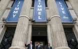 Des agents de sécurité devant El Capitan Entertainment Centre d'où est diffusée l'émission "Jimmy Kimmel Live !", à Hollywood, en Californie, aux Etats-Unis, le 17 septembre 2025