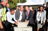 Pose de la première pierre du pont de la Ravine Bras de Douane sur le chemin Adam de Villiers