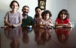 Les Irakiens syriaques orthodoxe Ammar et Rana al-Kass, et leurs enfants, le 14 janvier 2021 chez eux Ă Labrador, en Australie, oĂą ils ont fui la violence dans leur pays