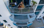 A Panama, la violoncelliste uruguayenne joue pour ses voisins sur son balcon, le 23 mars 2020