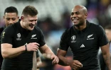 Le deuxiÚme ligne Néo-Zélandais Dalton Papali'i (à gauche) célÚbre avec l'ailier Mark Telea aprÚs la victoire de son équipe 44-6 contre l'Argentine en demi-finale de la Coupe du monde de rugby au Stade de France, Saint-Denis, France, le 20 octobre 2023