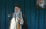 Photo remise par le bureau du dirigeant suprême iranien Ali Khamenei, le montrant tenant un fusil lors d'un sermon au mausolée de l'imam Khomeiny près de Téhéran le 5 juin 2019