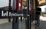 Le logo de ByteDance à l'entrée des bureaux de la société, le 8 juillet 2020 à Pékin