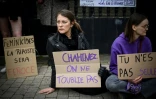 Une pancarte "Chahinez, on ne t'oublie pas" lors d'une manifestation organisée par des associations féministes en marge du procès de Mounir Boutaa, mari de Chahinez Daoud, devant le tribunal de Bordeaux, le 24 mars 2025