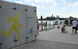 Un abri près de la plage du lac Sloviansk, dans la région de Donetsk, le 6 août 2025
