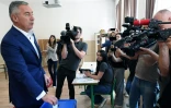 L'ex-président du Monténégro Milo Djukanovic vote lors de législatives anticipées, le 11 juin 2023 à Podgorica