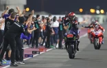 Le pilote Yamaha Fabio Quartararo en communion avec son équipe après sa victoire dans le GP de Doha à Lusail, le 4 avril 2021