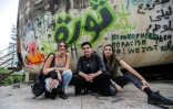 De jeunes Libanaises posant devant "L'oeuf", une structure emblématique en béton au toit oblong à moitié en ruines, recouvert de graffittis dont le mot "Revolution" en vert en arabe, à Beyrouth le 24 octobre 2019