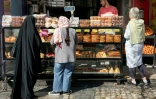 Des Iraniennes achètent des pâtisseries dans une boulangerie de Téhéran, le 21 février 2026