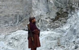 Un taliban monte la garde dans un gisement de néphrite dans la montagne de Goshta, dans l'est de l'Afghanistan, le 18 janvier 2025 

