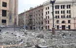 Des policiers ukrainiens contrôlent des automobilistes qui paraissent suspects dans les rues de Kiev, le 28 février 2022