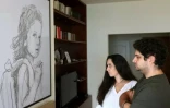 Paul et Tracy Naggear devant un portrait de leur fille Alexandra, tuée dans l'explosion du port de Beyrouth en août 2020, chez eux à Beit Mery, au Liban