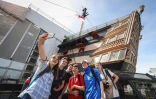 Des visiteurs prennent un selfie avec le navire HMS Victory, le 21 août 2024 à Portsmouth