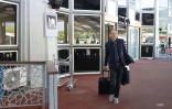 Raphaël Glucksmann arrive à l'aéroport Roland Garros