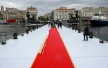 Installation de la jetée flottante au Vieux-Port, où le trois-mâts Belem accostera mercredi avec la flamme olympique, le 6 mai 2024 à Marseille