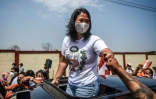 La candidate à l'élection présidentielle au Pérou, Keiko Fujimori (populiste), serre la main de l'un de ses partisans lors du meeting de clôture de sa campagne à Los Olivos, quartier de Lima, le 8 avril 2021