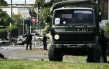 Des gendarmes positionnés dans un quartier de Nouméa, le 14 mai 2024 en Nouvelle-Calédonie ( AFP / Theo Rouby )
