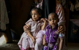 Rekha Akther, dont le mari est mort sur un chantier de démolition navale en septembre, chez elle avec ses enfants, le 20 février 2025 à Chittagong, dans le sud du Bangladesh