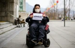 Le travailleur social Lee Jae-hee, manifeste à Séoul, le 2 avril 2025, deux jours avant que la Cour constitutionnelle se prononce sur la destitution du président sud-coréen Yoon Suk Yeol