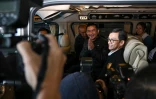 L'ex-otage libéré par le Hamas Pongsak Thaenna (G)
s'apprête à quitter l'aéroport international de Bangkok, le 9 février 2025  