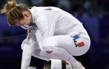 La détresse d'Auriane Mallo-Breton après la défaite des Françaises contre l'Italie, le 30 juillet. (
