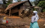 Une femme devant sa maison détruite par les eaux dans le village de Kamuchiri (Kenya), près de Mai Mahiu, le 29 avril 2024