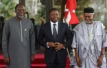 Le président togolais Faure Gnassingbé, entouré par
le président de la Communauté économique des Etats d'Afrique de l'ouest Omar Touray (g) et du ministre nigérian des Affaires étrangères Yusuf Tuggar (d), à Abuja, au Nigeria, le 24 février 2024