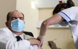 Le Premier ministre Jean Castex reçoit une première dose du vaccin AstraZeneca le 19 mars 2021 à Saint-Mandé, près de Paris