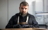 Andrzej Jastrzebiowski dans le laboratoire de conservation du musée de l'ancien camp nazi d'Auschwitz-Birkenau, le 14 janvier 2025 dans la ville polonaise d'Oswiecim