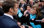 Le président de la République Emmanuel Macron parle avec Chloé Bourguignon, secrétaire générale pour le Grand Est de l'Union nationale des syndicats autonomes (Unsa), le 19 april 2023 à Sélestat, en Alsace