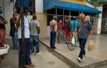 Des Cubains font la queue devant une boulangerie, le 4 janvier 2021 à La Havane