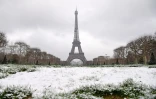 Des promeneurs sur l\'esplanade du Trocadéro recouverte de neige, face à la Tour Eiffel, le 6 février 2018 à Paris